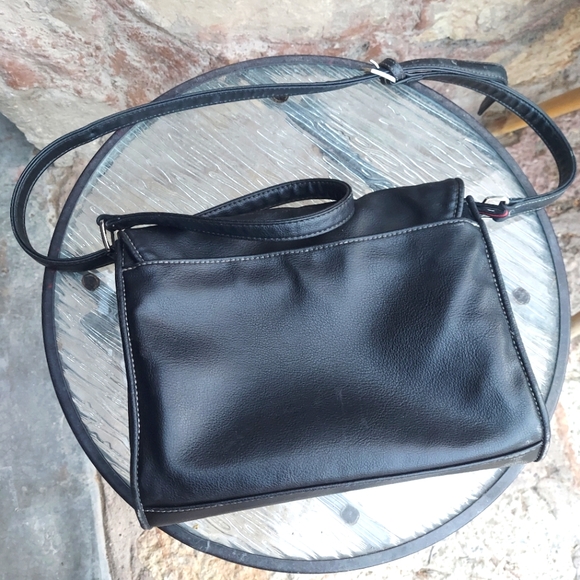 🚫SOLD🚫 Liz Claiborne Black Crossbody with TONS of Pockets! - Picture 7 of 10